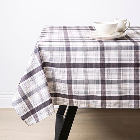 Texstyles Printed 'Maxwell Plaid' Polyester Tablecloth 58"x94" (Black)