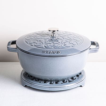 Staub Lily French with Trivet Cast Iron Round Cocotte 3.6l (Grey)