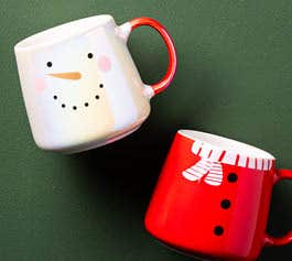 2 Christmas mugs on a green background